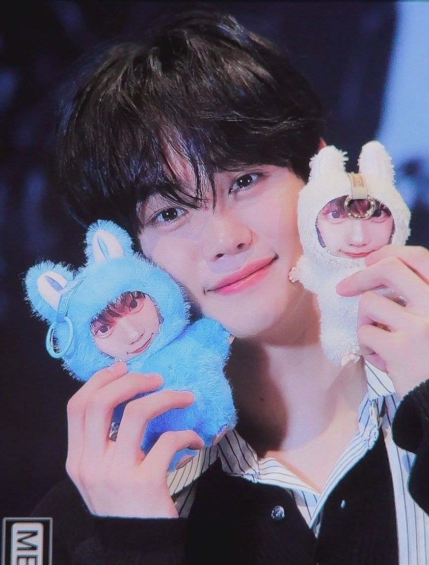 Latest photo of Kim Gyuvin (ZEROBASEONE)