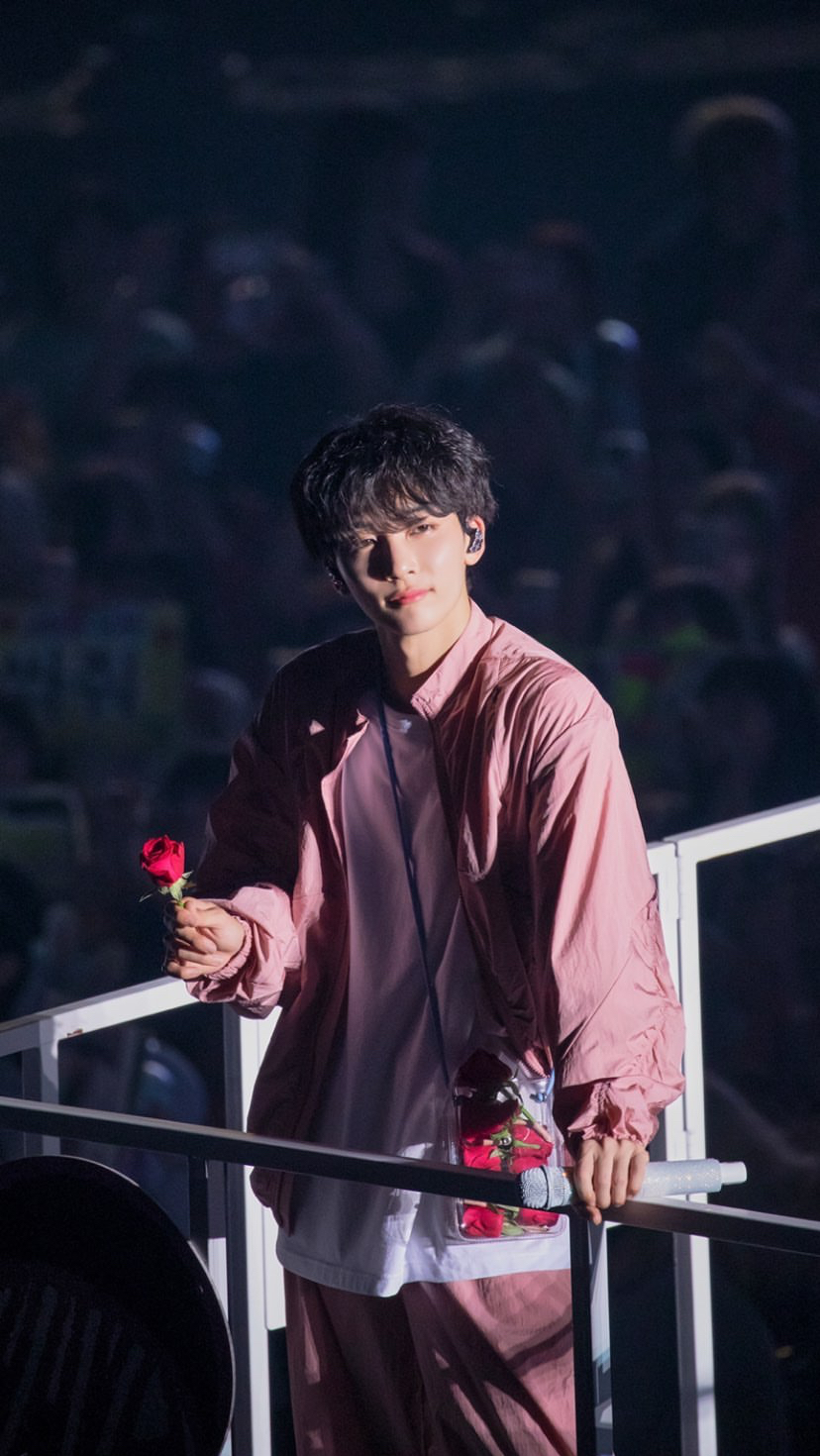 A moment captured by Jeonghan (SEVENTEEN)'s fan