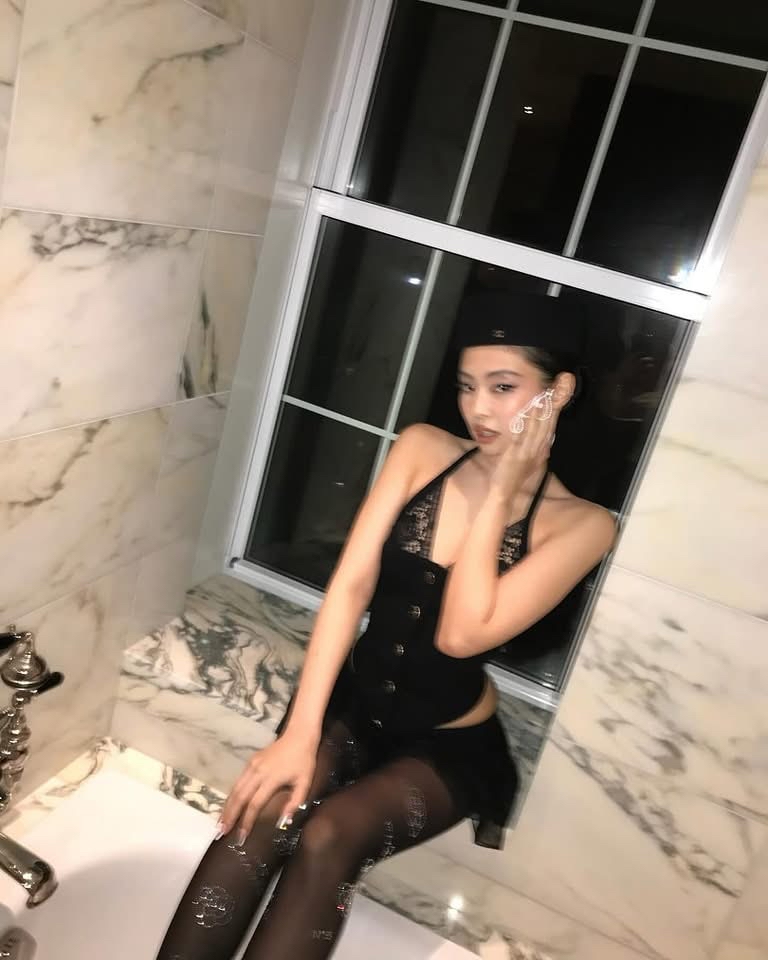Foto aktivitas terbaru Jennie (BLACKPINK)