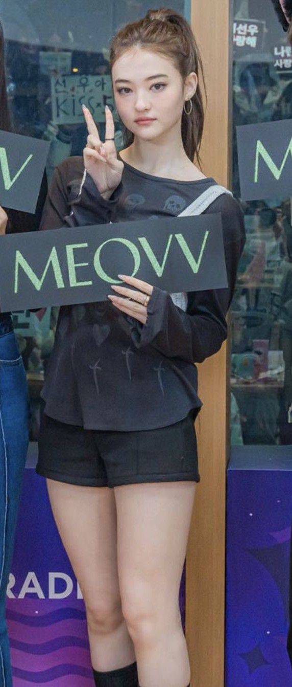 A heartfelt wallpaper shared by Ella (MEOVV)'s fans