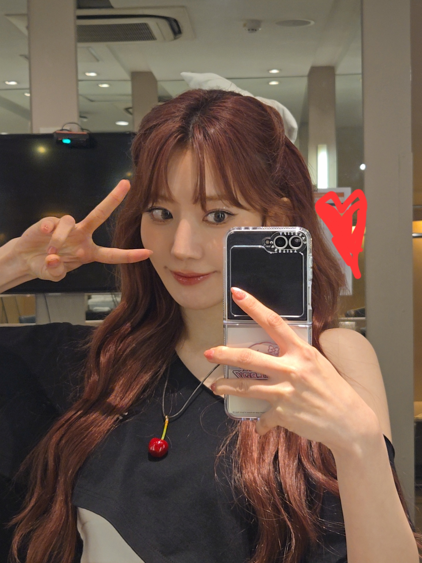 Behind-the-scenes cut of Sakura (LE SSERAFIM)