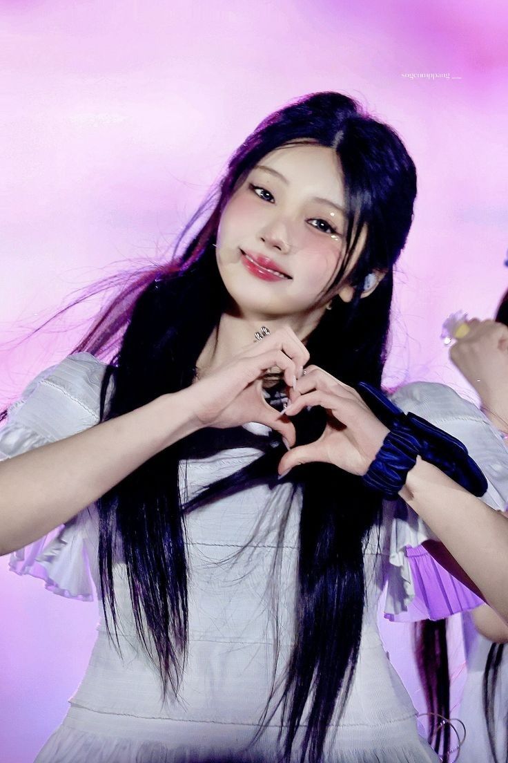 Recent activity shot of Wonhee (ILLIT)