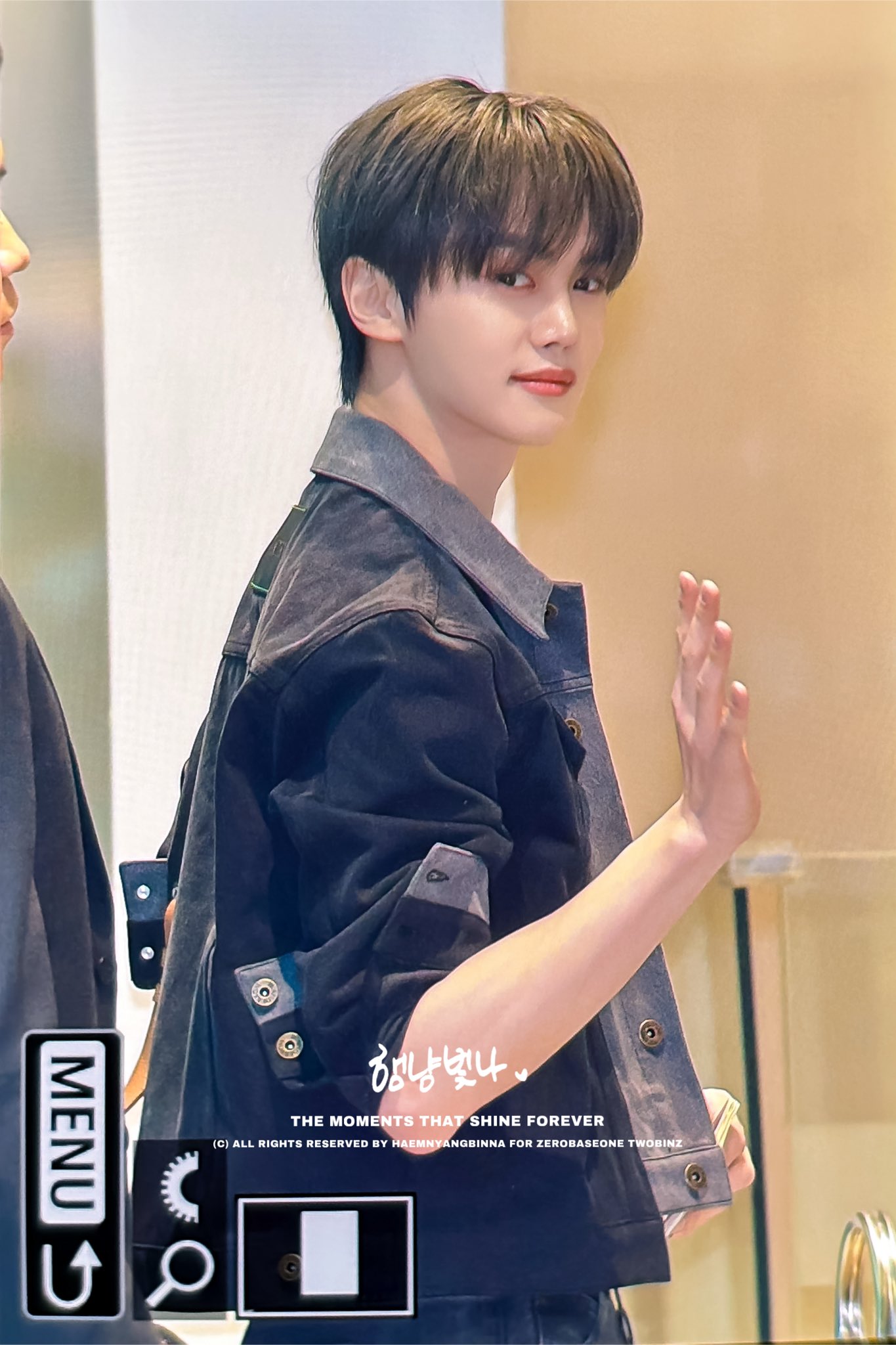 A moment captured by Kim Gyuvin (ZEROBASEONE)'s fan