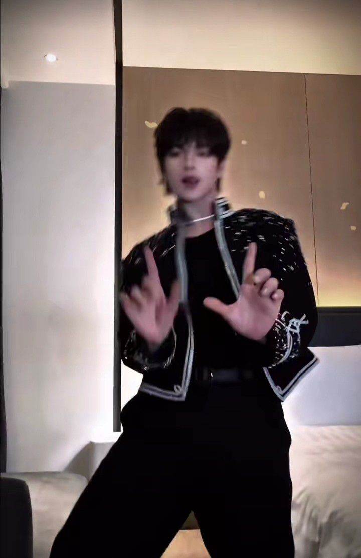 A moment captured by JL (AHOF)'s fan