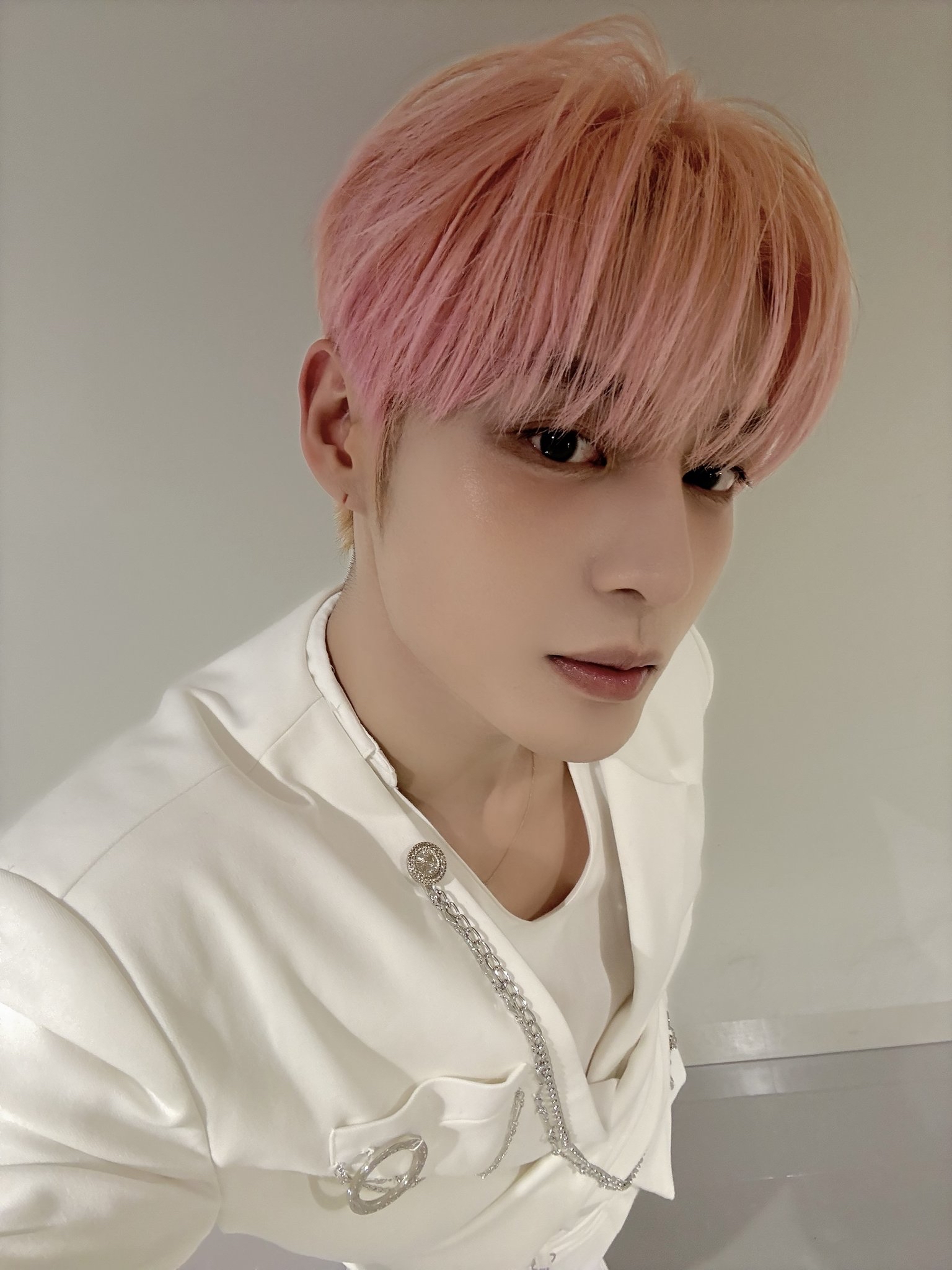 Behind-the-scenes cut of Kim Jiwoong (ZEROBASEONE)