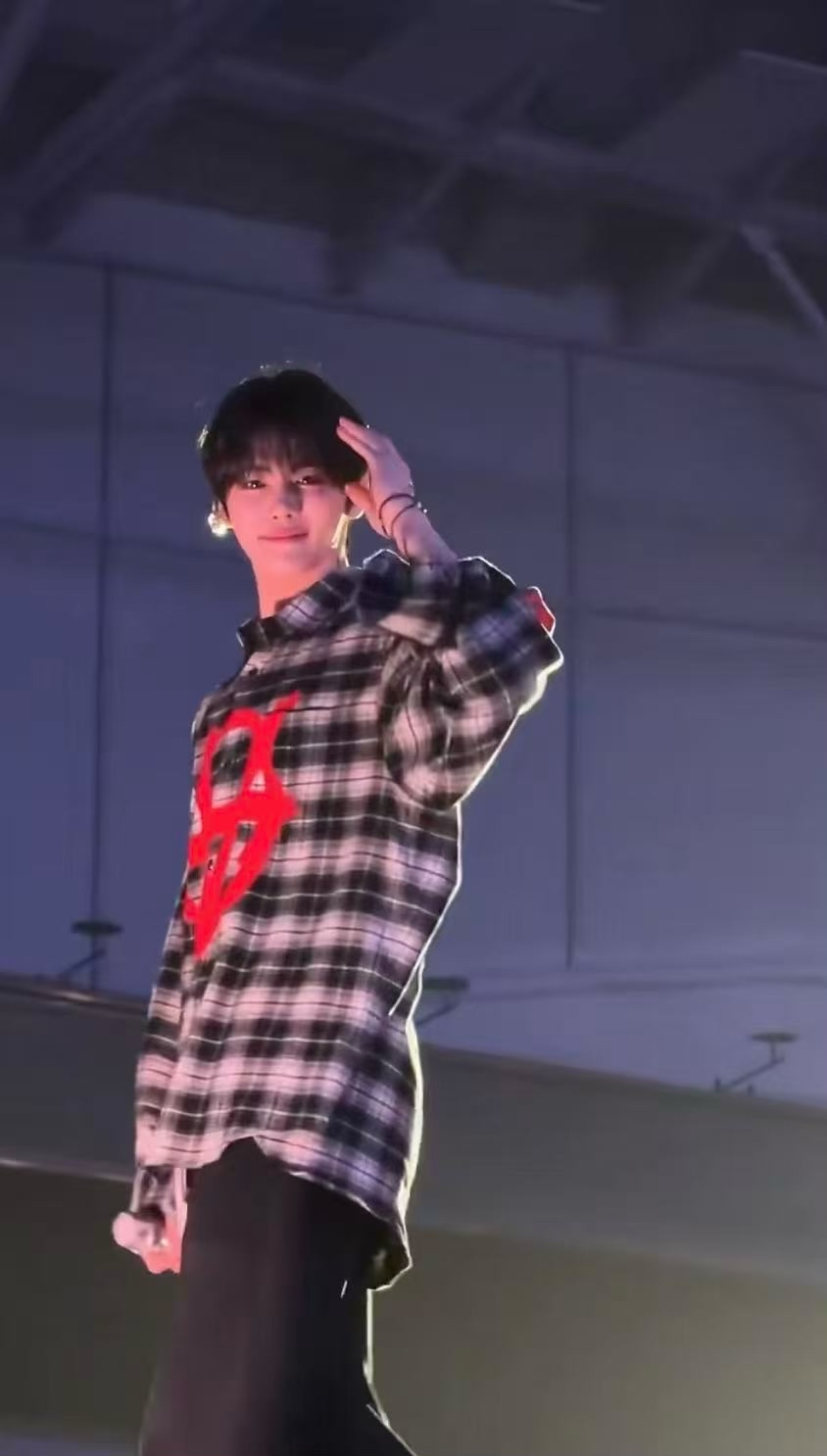 Fan-made special wallpaper for Kim Gyuvin (ZEROBASEONE)