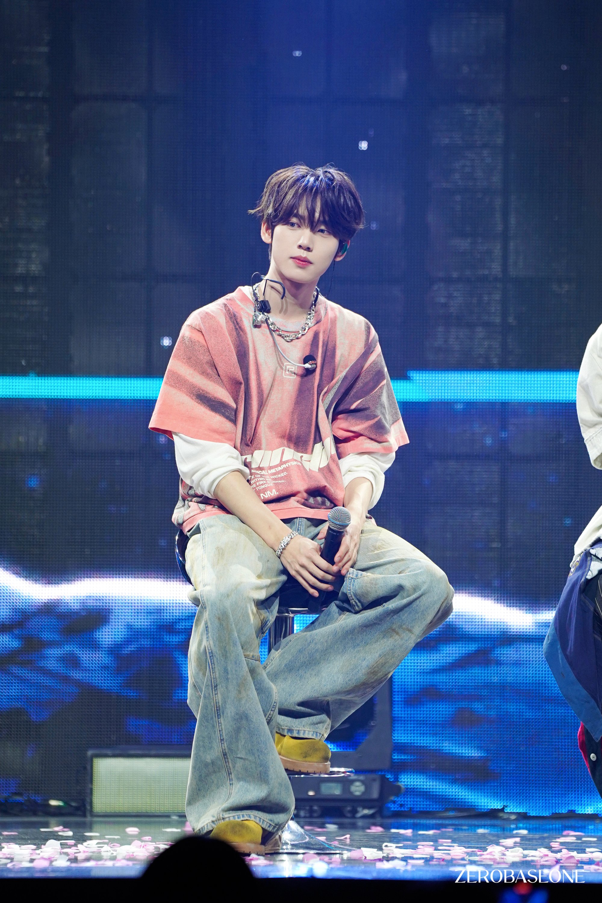 Behind-the-scenes cut of Han Yujin (ZEROBASEONE)