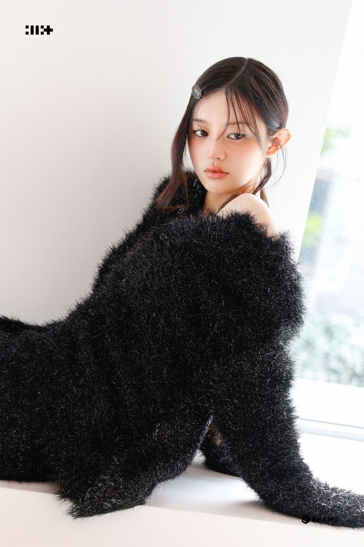 Behind-the-scenes cut of Minju (ILLIT)