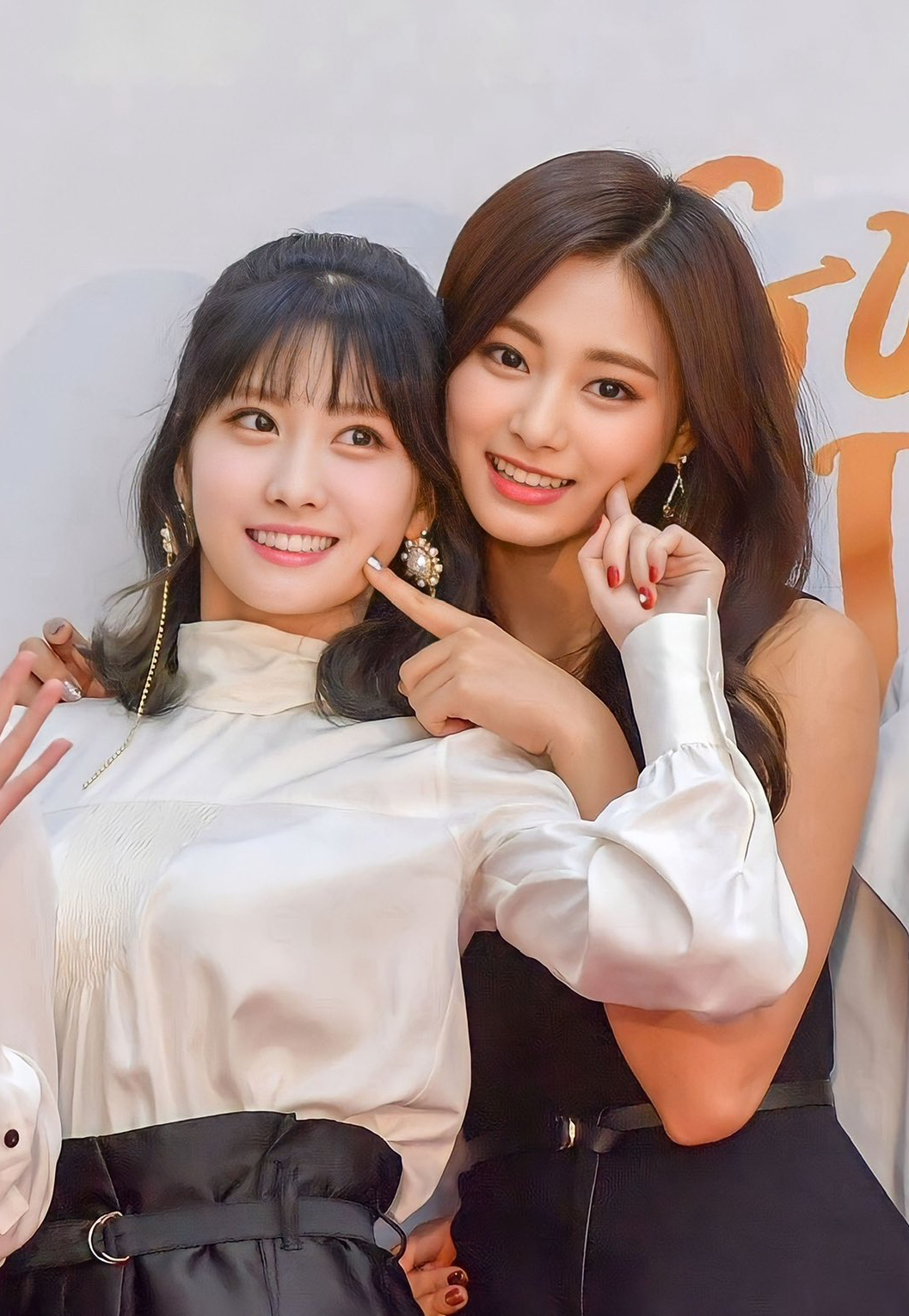 Behind-the-scenes cut of Momo (TWICE)