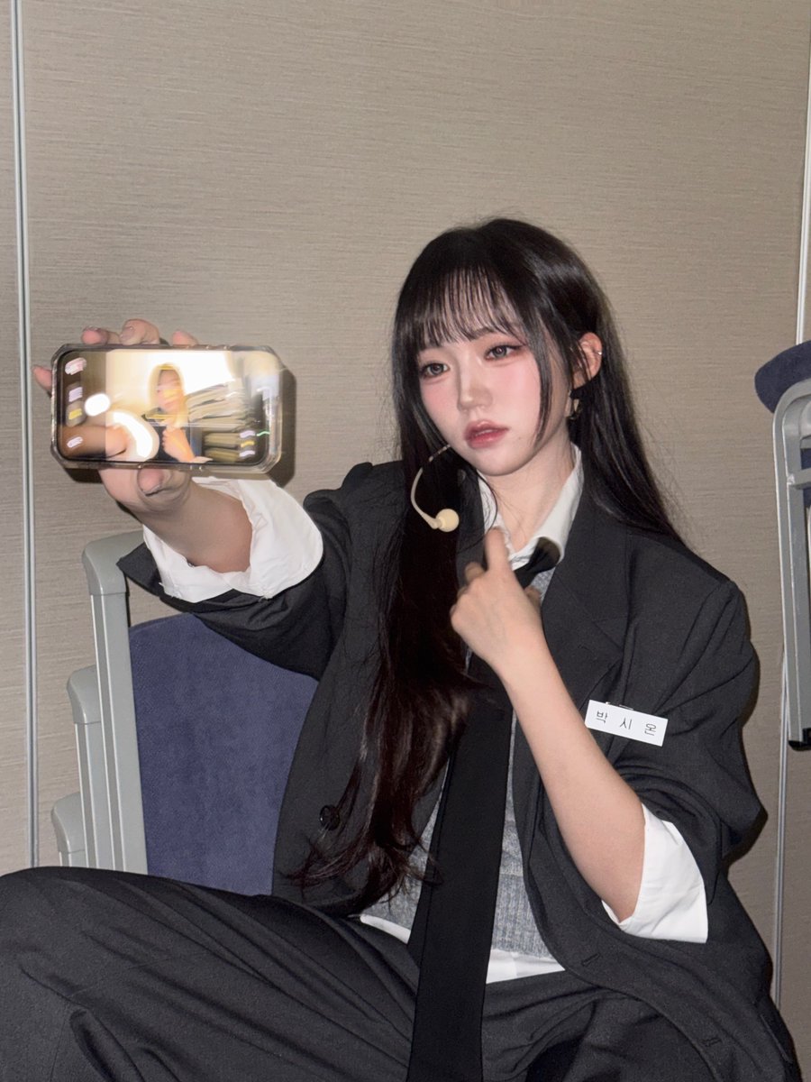 Behind-the-scenes cut of tripleS