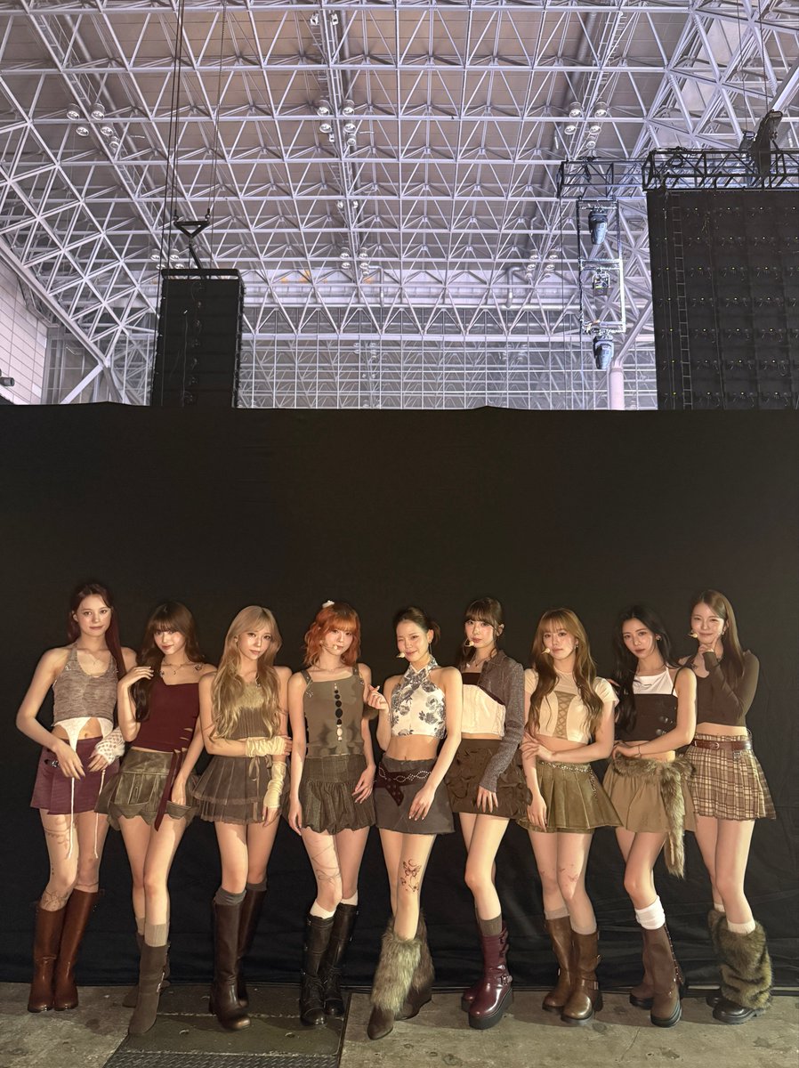 Behind-the-scenes cut of NiziU