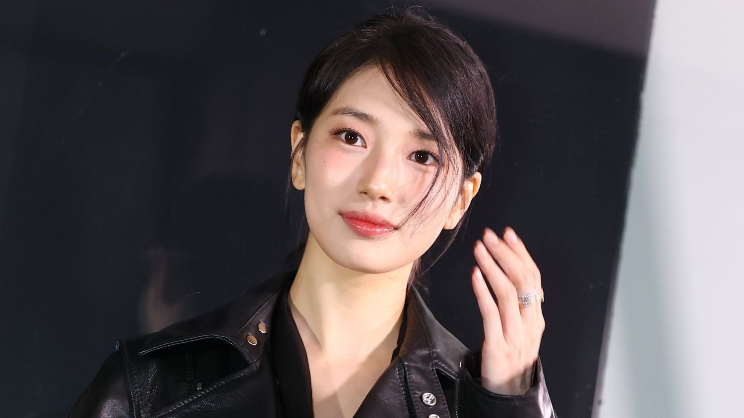 Behind-the-scenes cut of Suzy