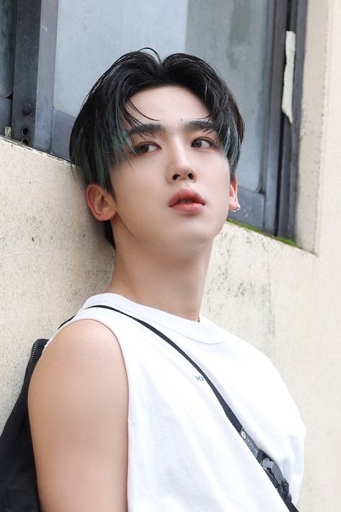 Behind-the-scenes cut of Kim Yohan (WEi)