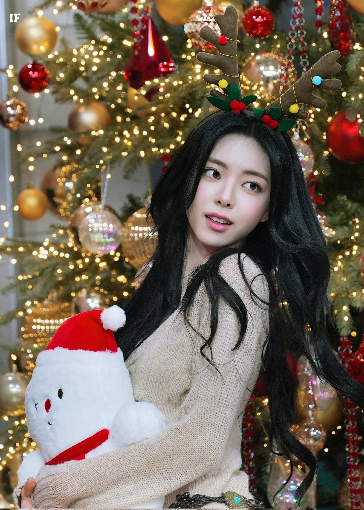 Recent activity shot of Yuna (ITZY)