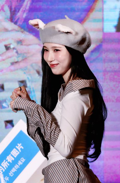 Behind-the-scenes cut of Mina (TWICE)