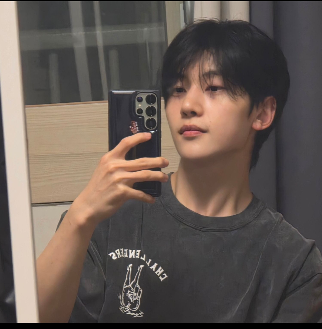 Recent activity shot of Seok Matthew (ZEROBASEONE)