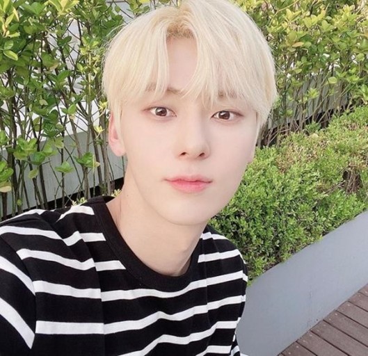 A moment captured by Hwang Minhyun's fan