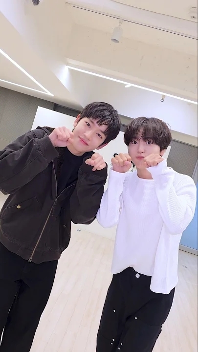 Today's most popular wallpaper in the Hyeongjun (CRAVITY) community