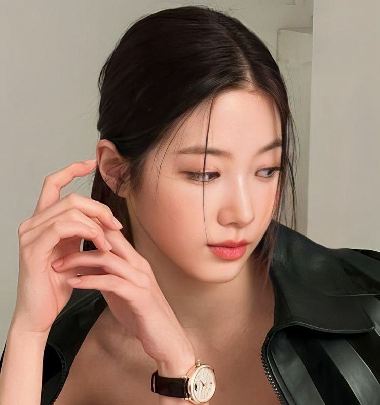 Latest photo of KAZUHA (LE SSERAFIM)