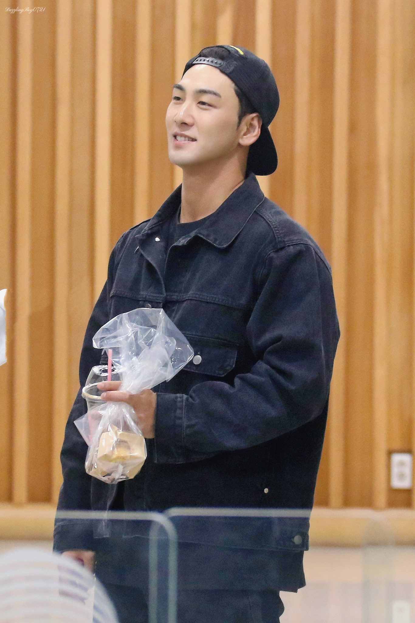 Behind-the-scenes cut of Baekho