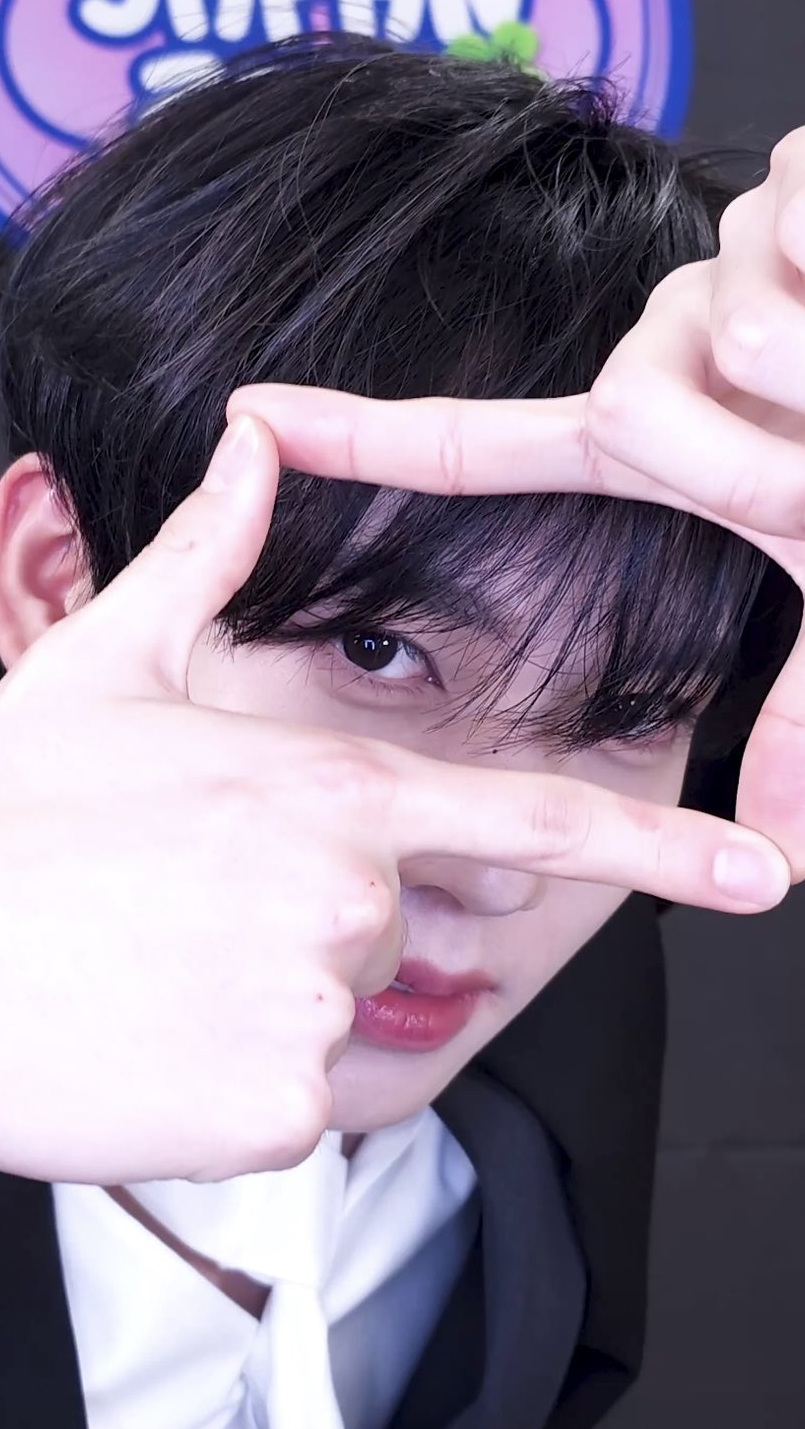 A moment captured by Han Yujin (ZEROBASEONE)'s fan