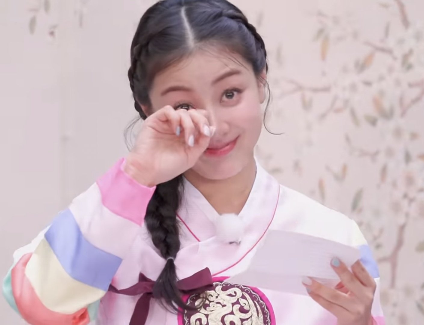 Behind-the-scenes cut of Jihyo (TWICE)