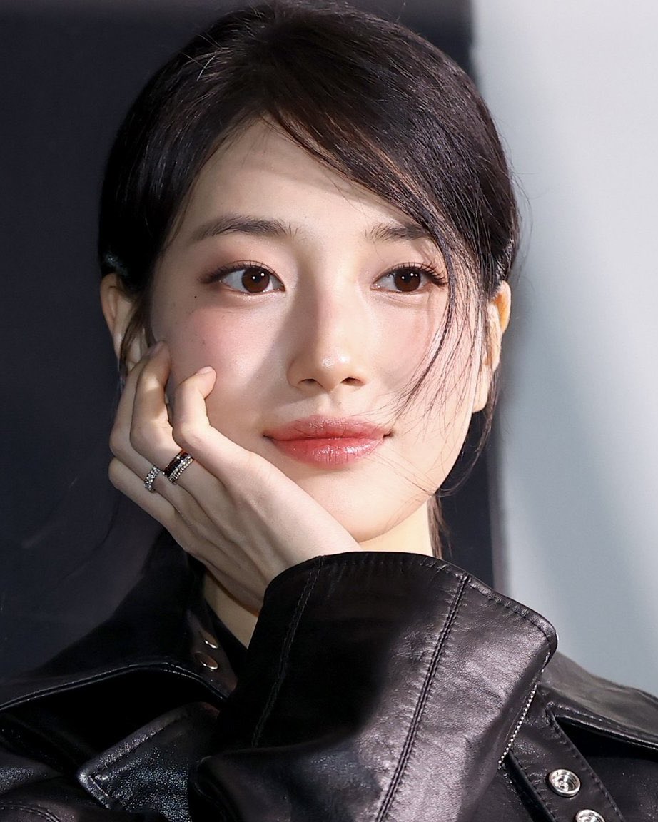 A moment captured by Suzy's fan