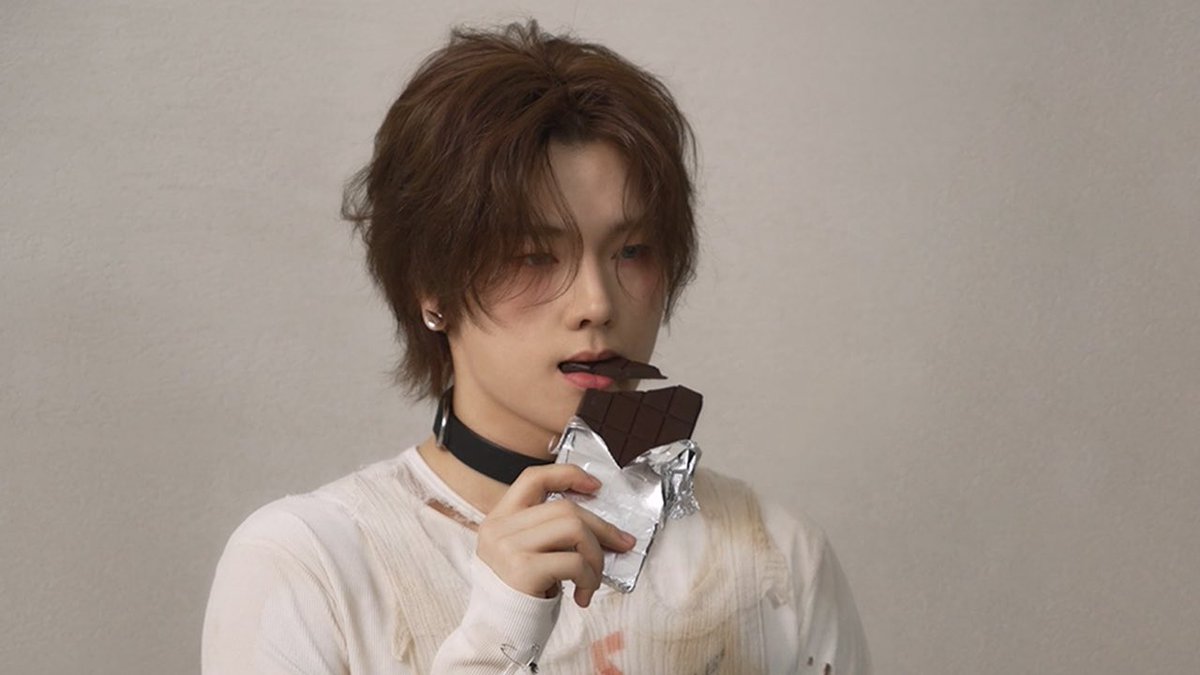 Behind-the-scenes cut of Xdinary Heroes