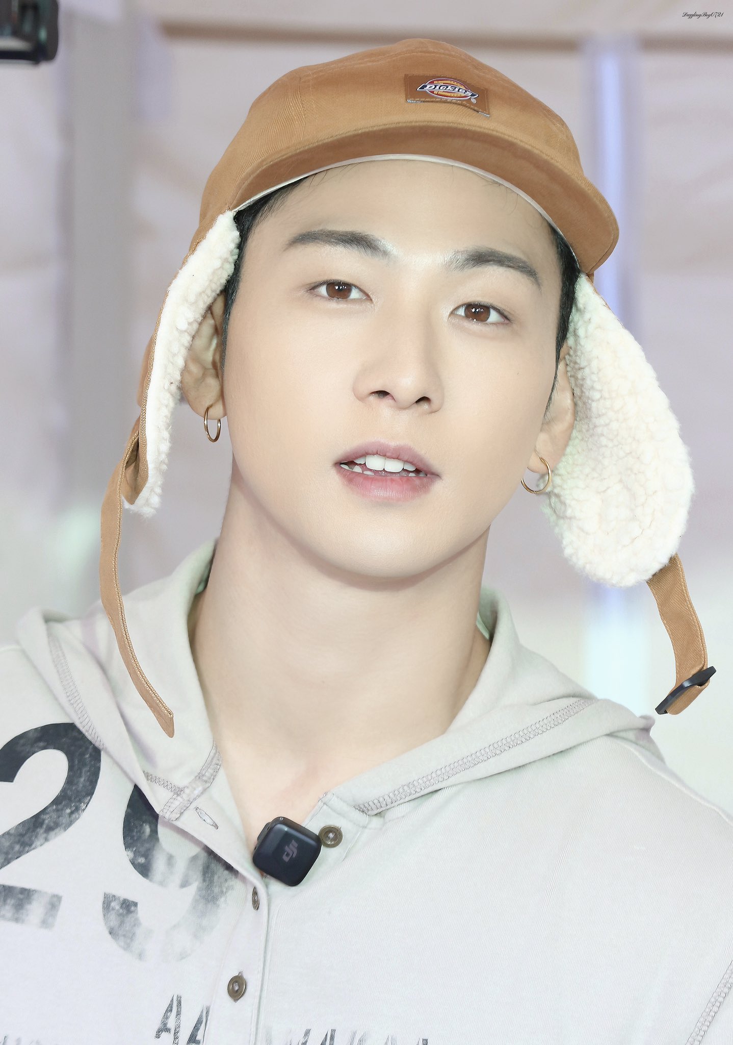 Behind-the-scenes cut of Baekho