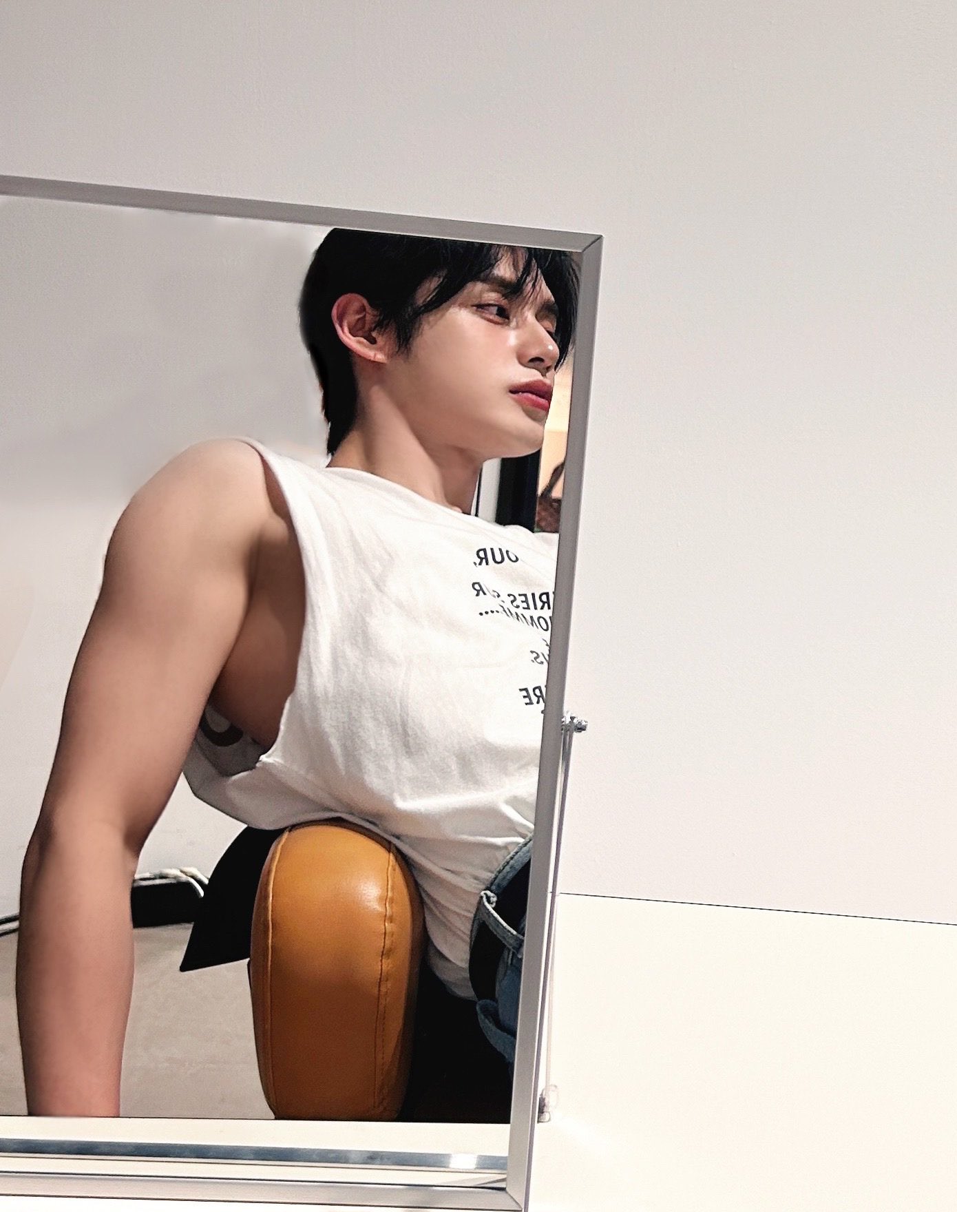 Behind-the-scenes cut of Kim Jiwoong (ZEROBASEONE)