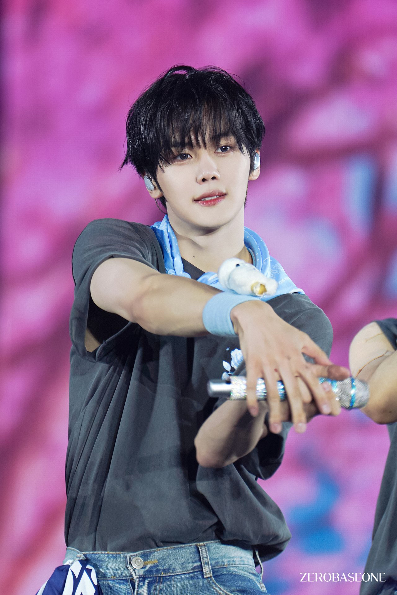 キム・ギュビン (ZEROBASEONE)の舞台裏ショット