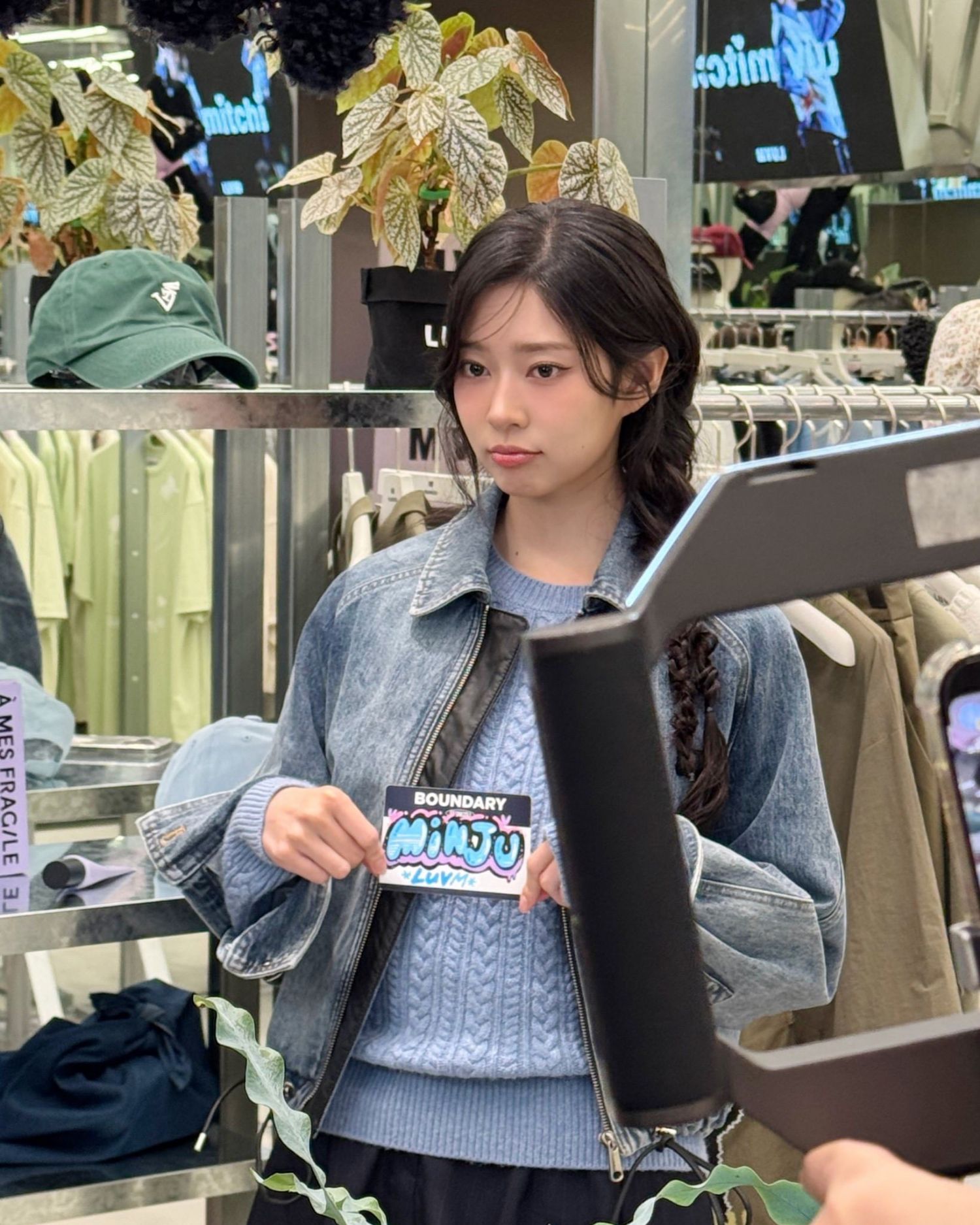 Behind-the-scenes cut of Kim Minju