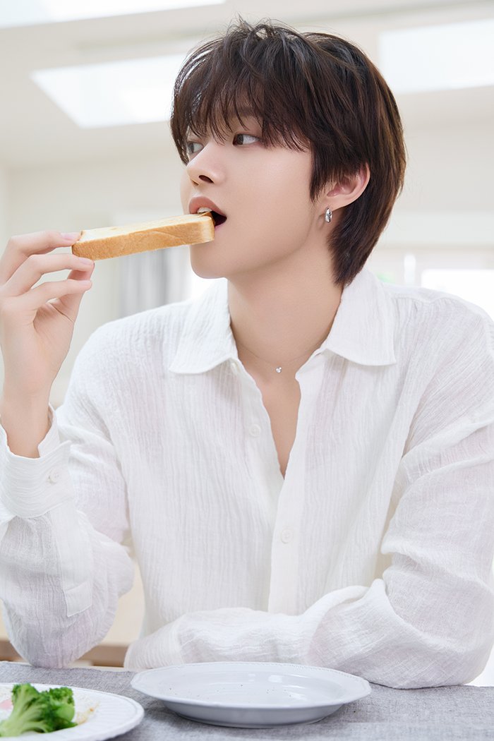 Latest photo of EJ (&TEAM)