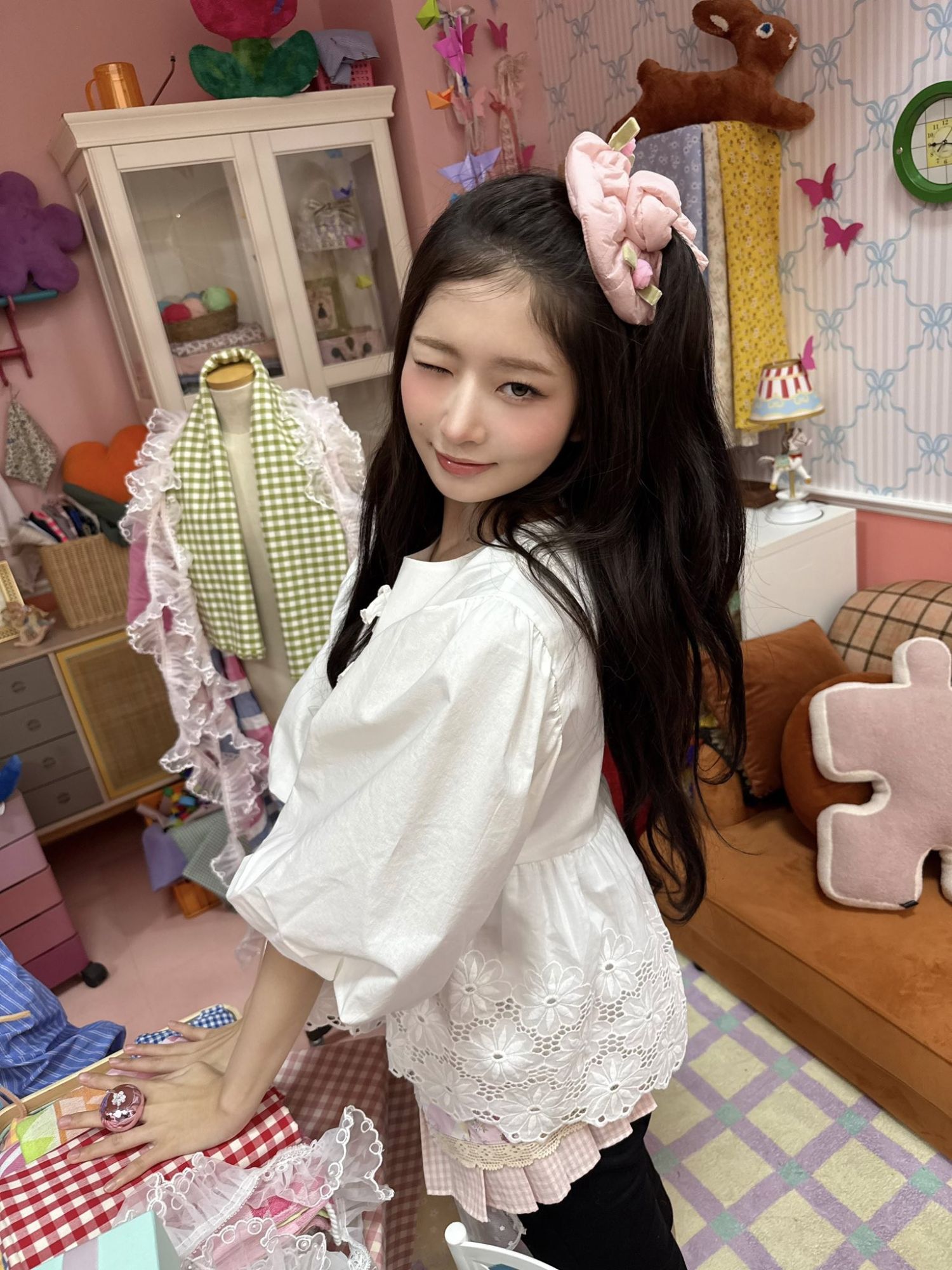 Behind-the-scenes cut of Rei (IVE)