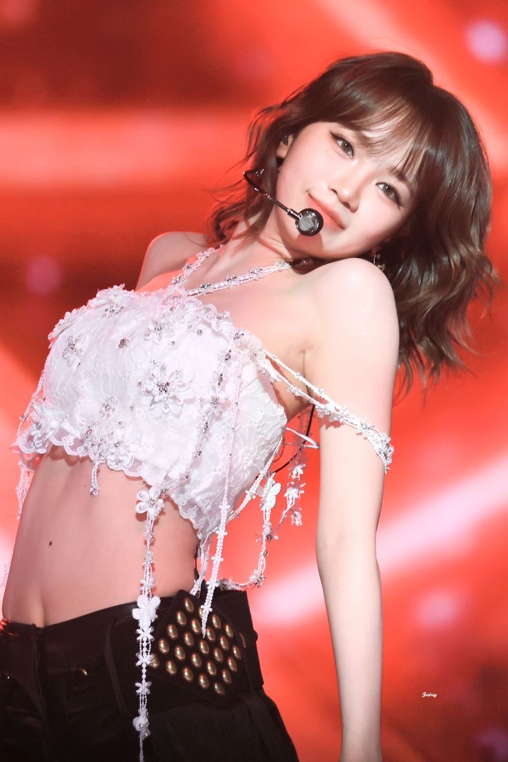 Latest photo of Kim Chaewon (LE SSERAFIM)
