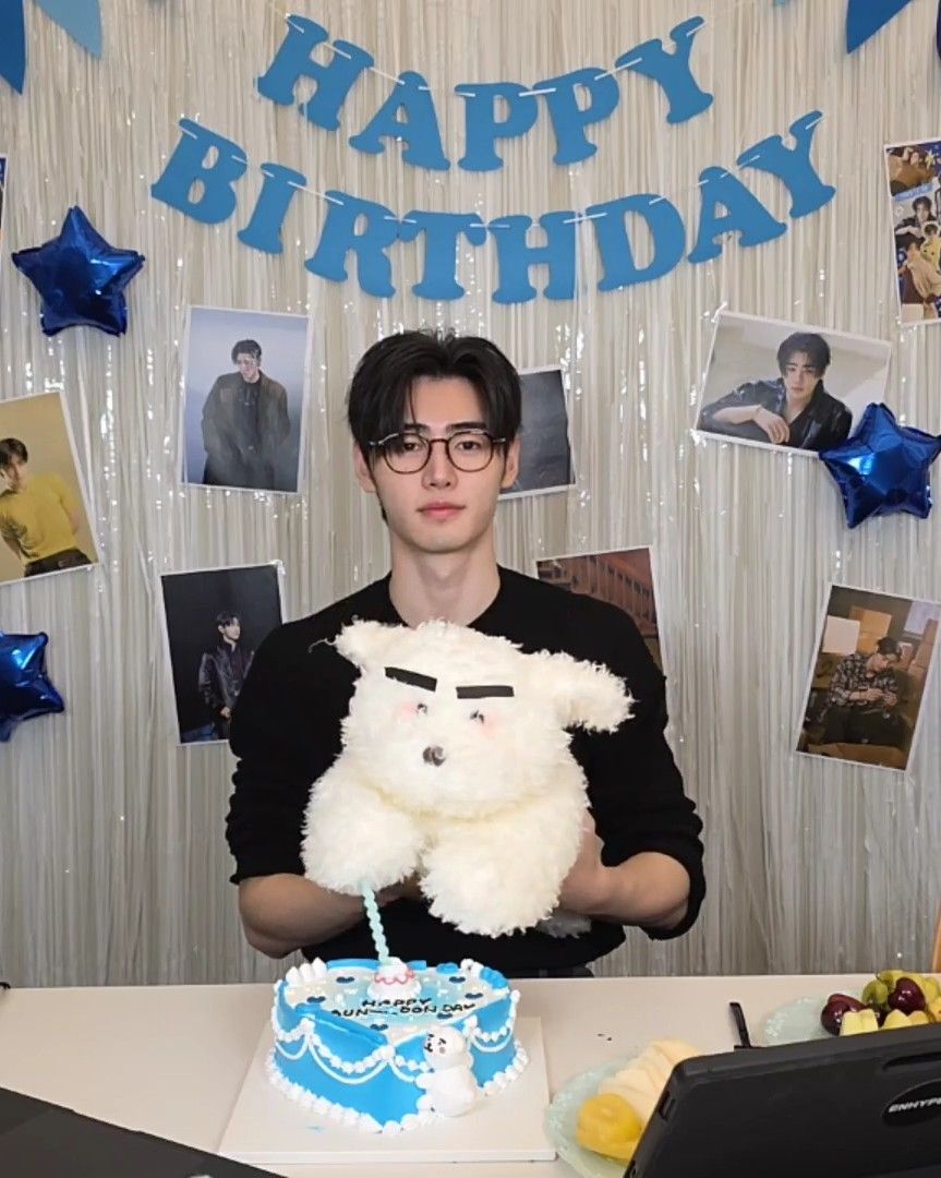 Latest photo of Sunghoon (ENHYPEN)