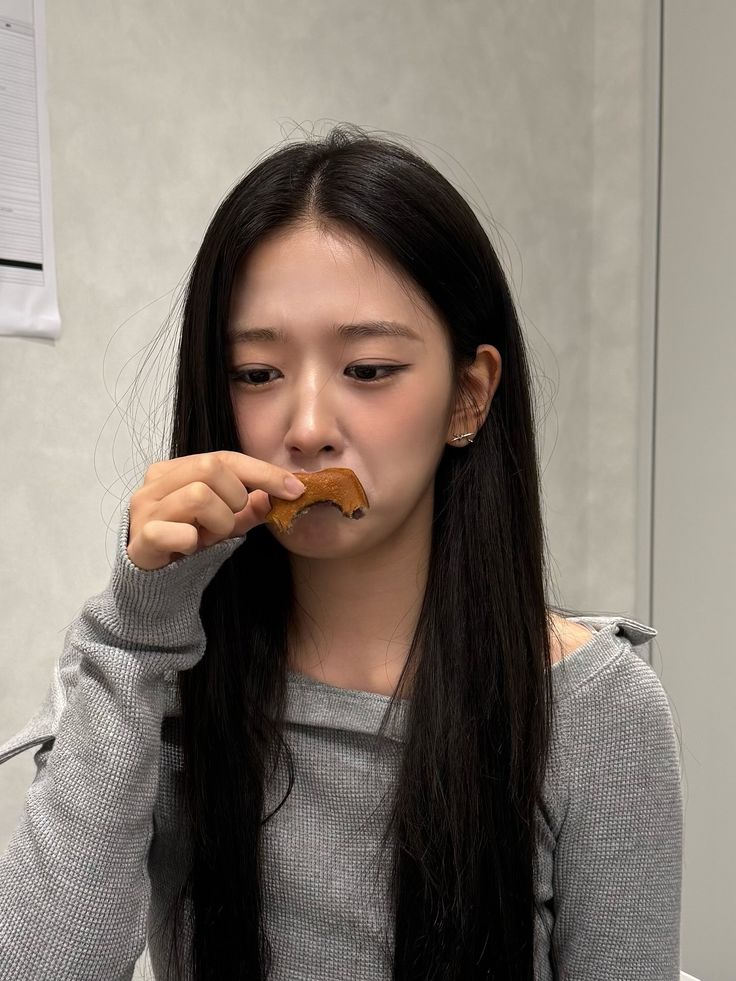 Recent activity shot of An Yujin (IVE)