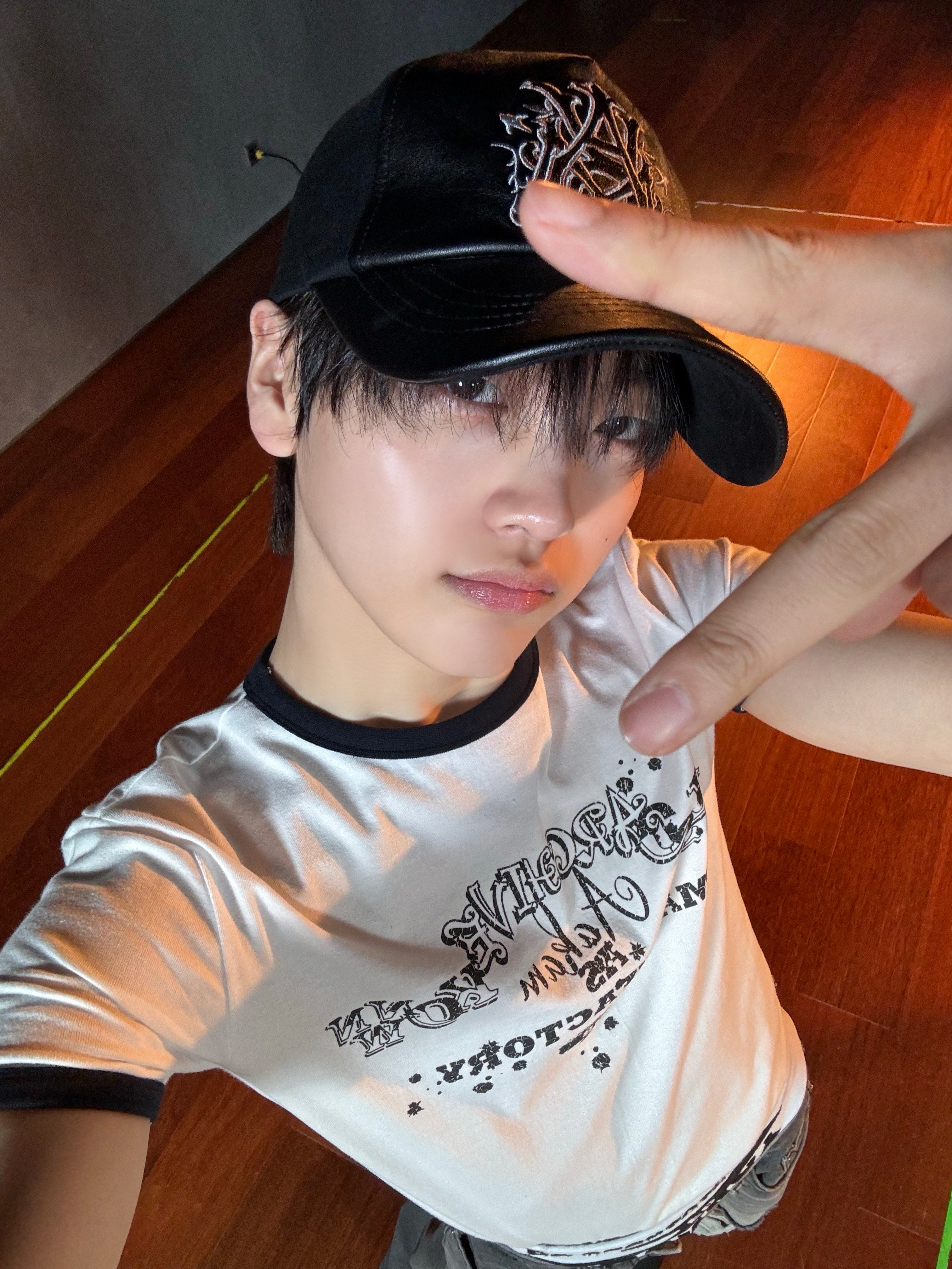 Latest photo of Hyeongjun (CRAVITY)