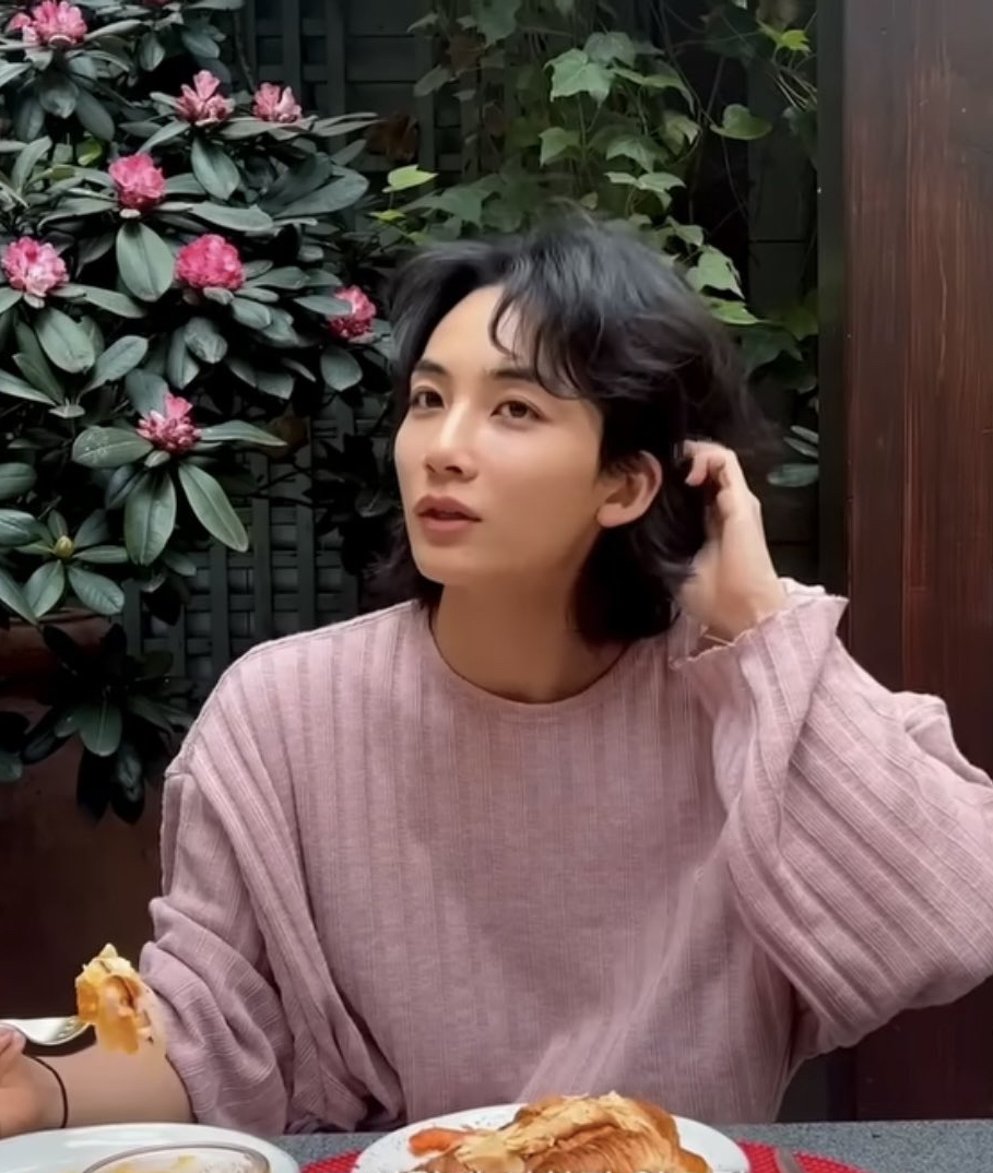 A moment captured by Jeonghan (SEVENTEEN)'s fan