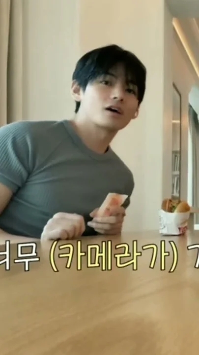 뷔 (방탄소년단)의 최신 사진