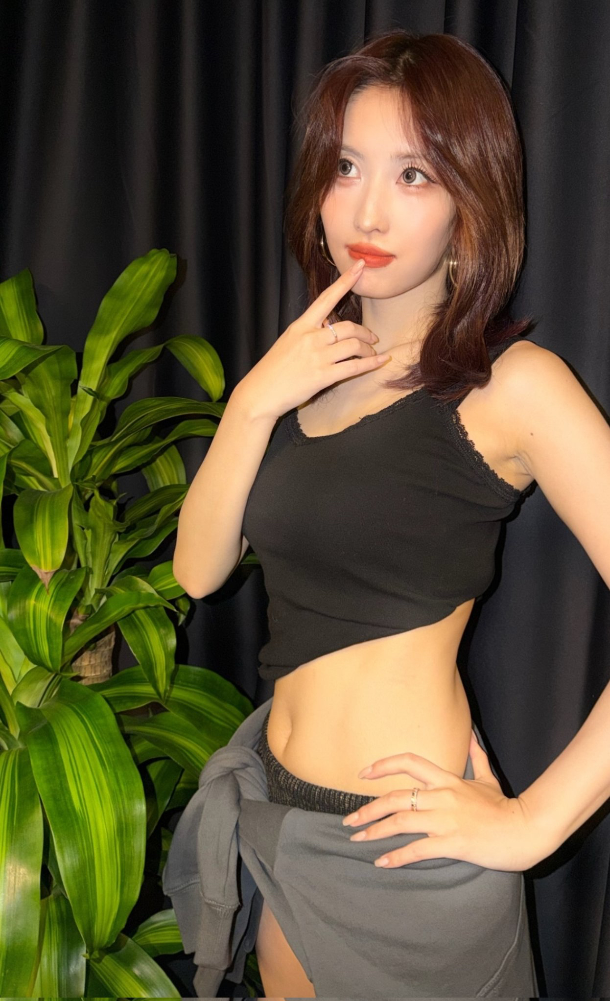 Foto aktivitas terbaru Momo (TWICE)