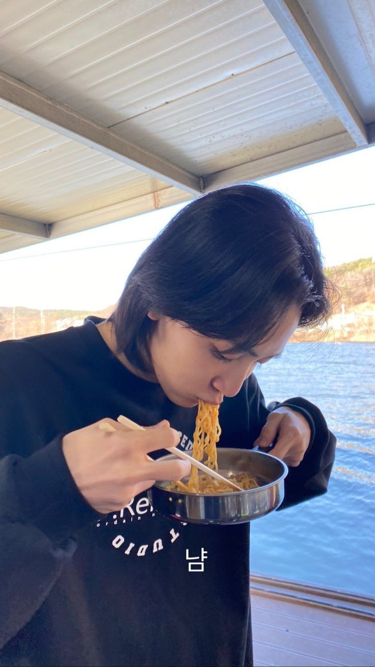 A moment captured by Jeonghan (SEVENTEEN)'s fan