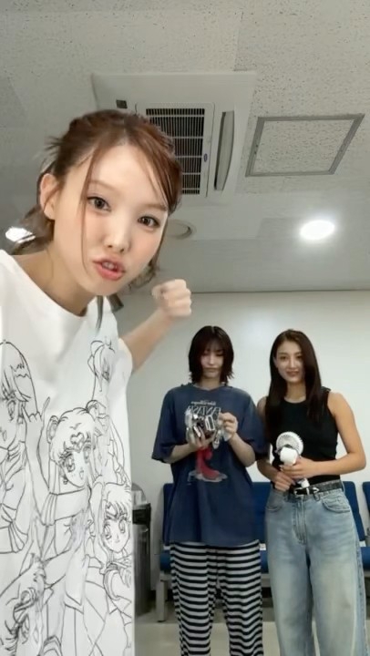 A moment captured by Nayeon (TWICE)'s fan