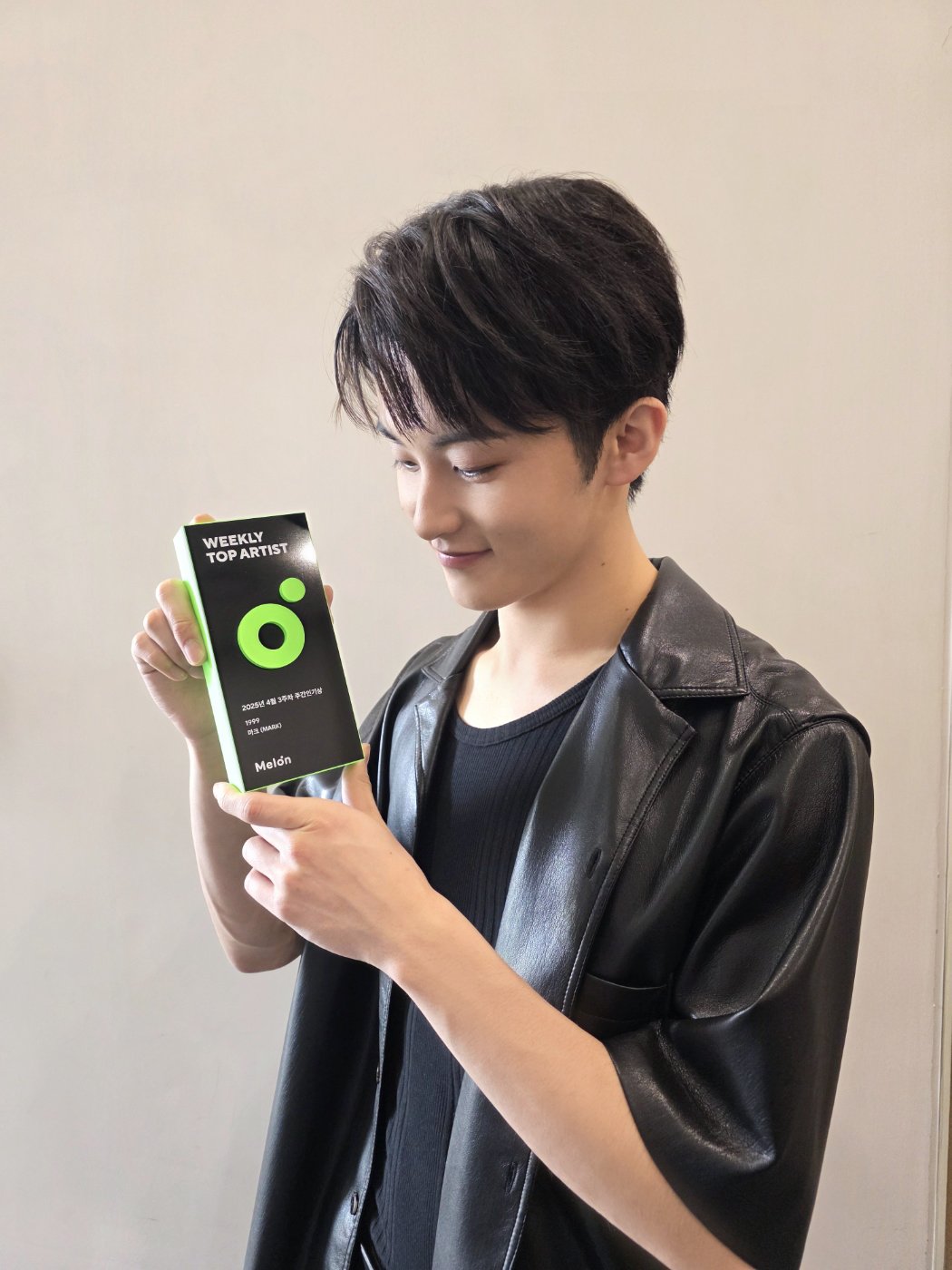 Behind-the-scenes cut of Mark (NCT 127, NCT DREAM)