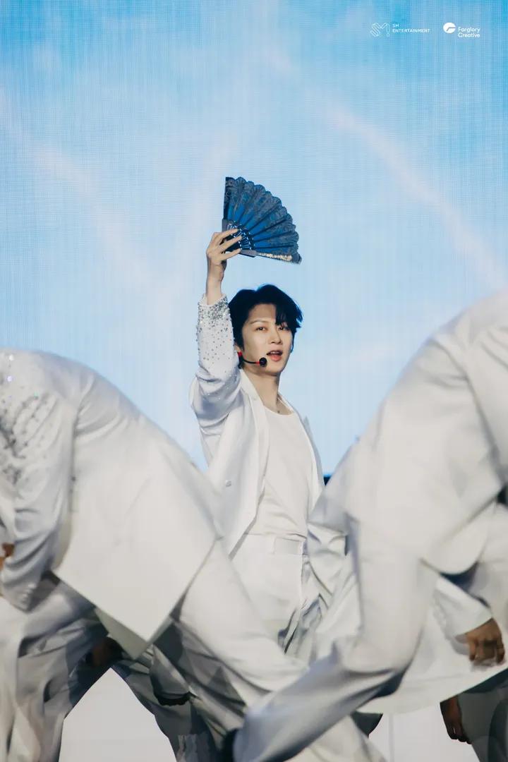 Behind-the-scenes cut of Heechul (Super Junior)