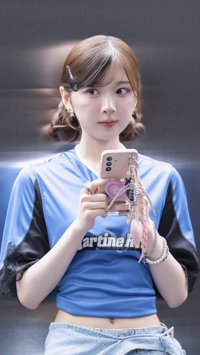 Behind-the-scenes cut of NiziU