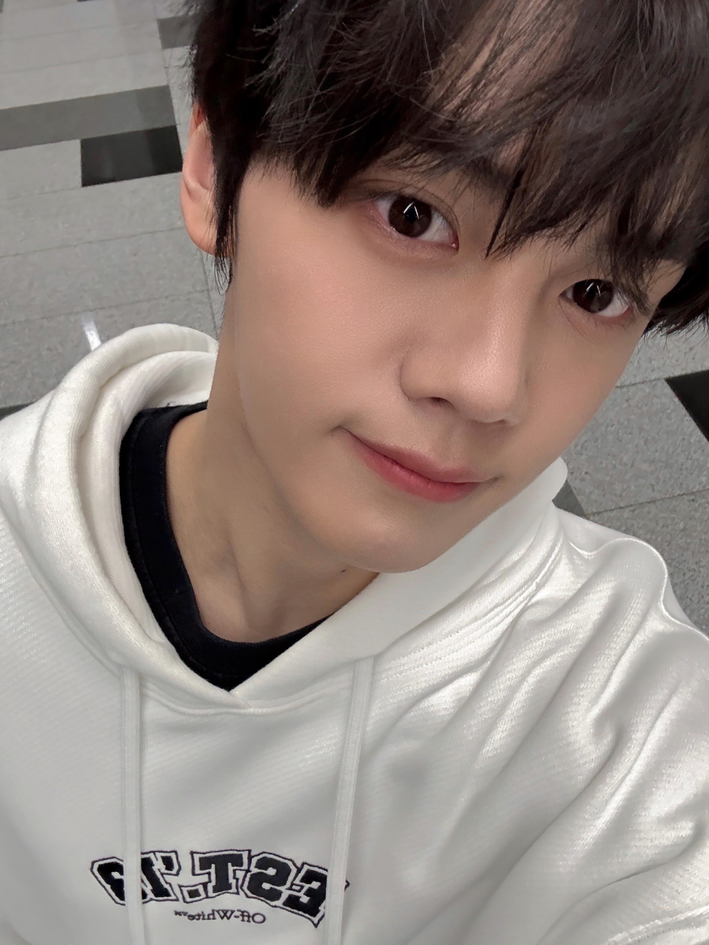 Behind-the-scenes cut of Kim Gyuvin (ZEROBASEONE)