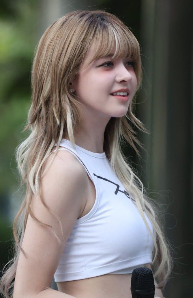 Latest photo of LILY (NMIXX)