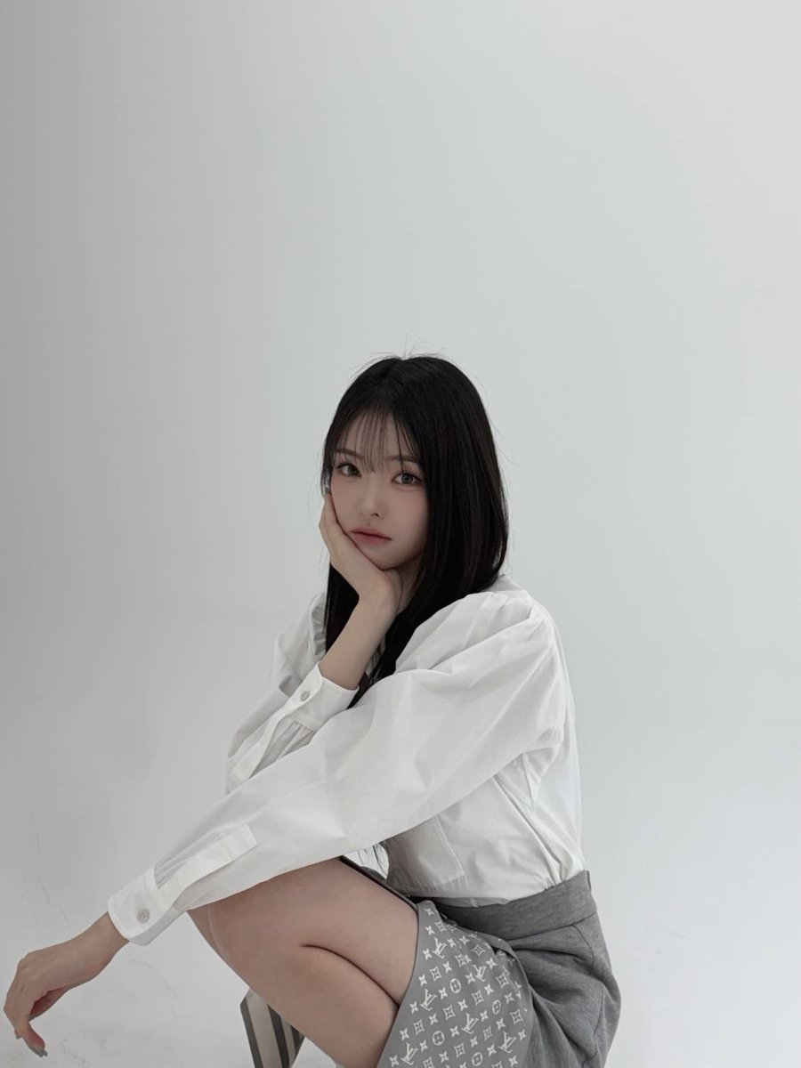 Behind-the-scenes cut of tripleS