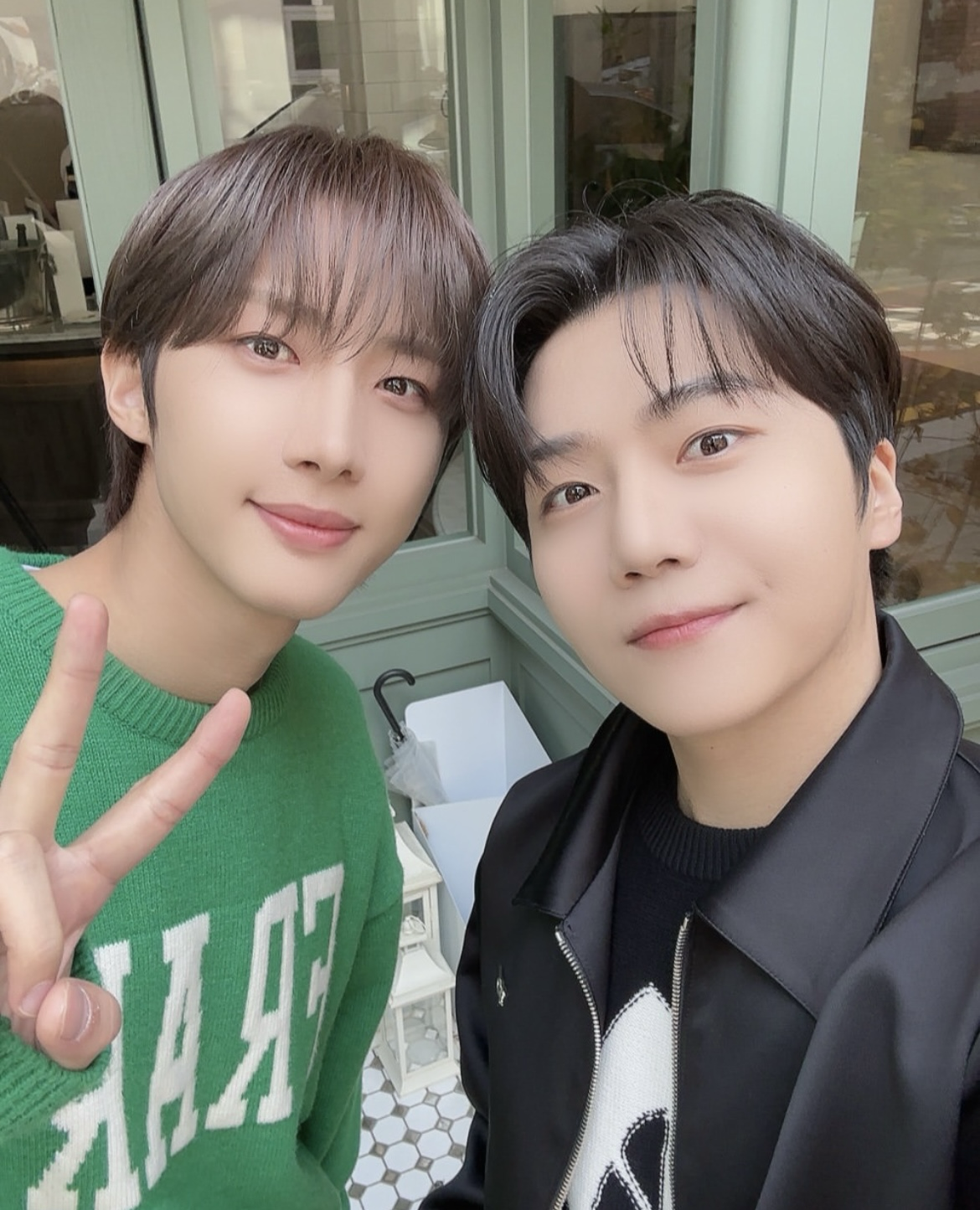 A moment captured by Hui (PENTAGON)'s fan